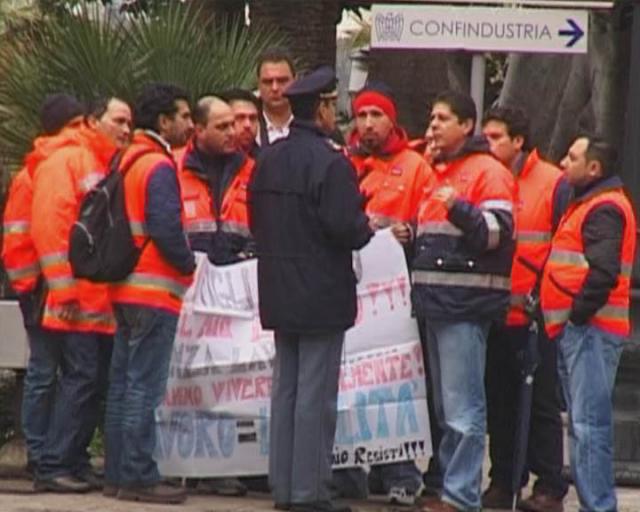 Una protesta dei lavoratori del porto