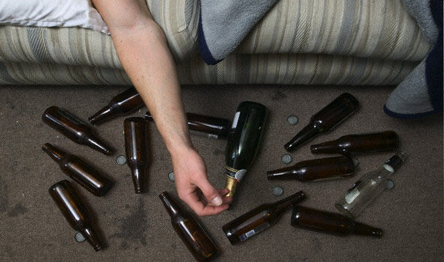 Il marito beve che fare come aiuto della lotta