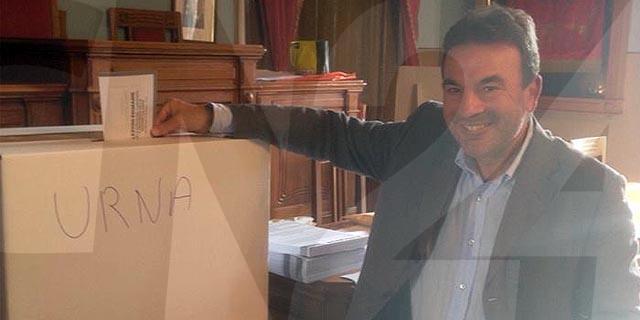 Gianni Speranza durante il voto alle primarie