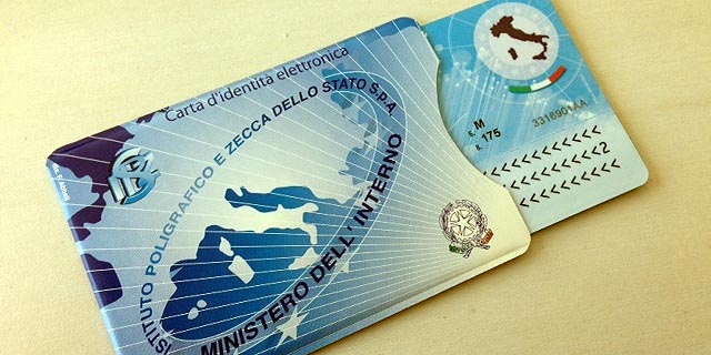 Milano, carte d'identità elettroniche in tilt. Il Comune: