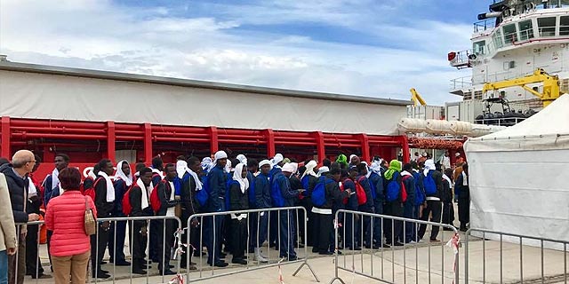 Maxi sbarco di migranti a Pasqua al Porto di Reggio Calabria
