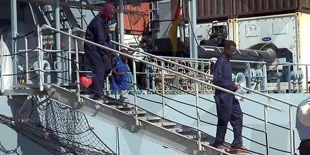 Nave inglese traghetta 644 migranti nel porto di Bari
