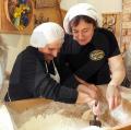 Pina Oliveti mentre prepara il pane di Cuti
