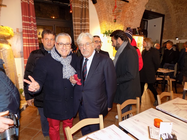 Rossano, bagno di folla per incontrare Giancarlo Giannini Rossano, bagno di folla per incontrare Giancarlo Giannini
