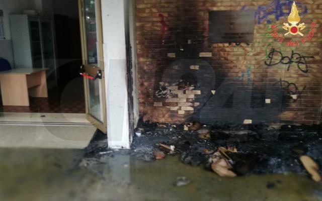 Plafoniera Neon Esterno : Incendio all esterno dell istituto tecnico commerciale di soverato