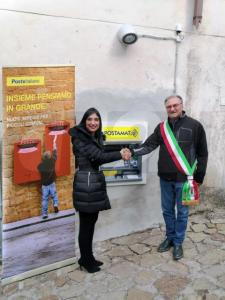 La direttrice di filiale di Castrovillari, Teresa Cozzolino ed il sindaco di Terravecchia, Mauro Santoro