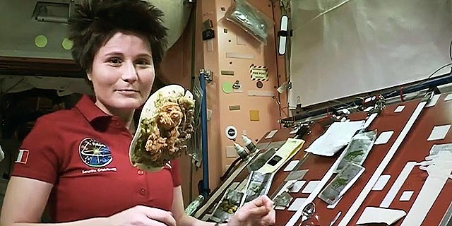 L’astronauta Samantha Cristoforetti mentre prepara la cena sulla Iss (Foto: Esa, Asi)
