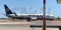 Un aereo Ryanair all'aeroporto di Crotone