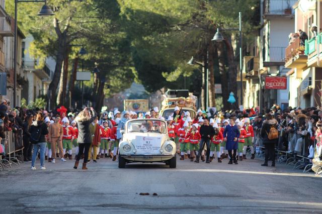 Καρναβάλι Castrovillari, περισσότεροι από 30.000 άνθρωποι παρόντες