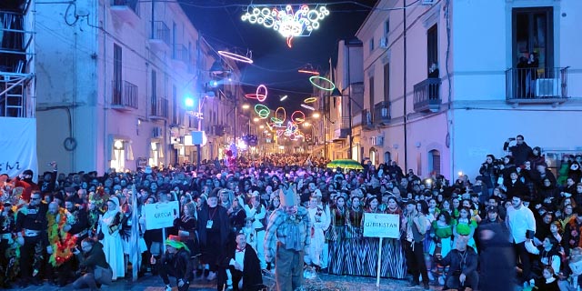 Η αυλαία πέφτει στο Καρναβάλι του Castrovillari που μπαίνει στις περιφερειακές εκδηλώσεις της Καλαβρίας