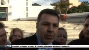 Consiglio regionale, protesta di cittadini sui rimborsi a Palazzo Campanella