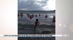 Tuffo di Capodanno, si rinnova la tradizione: in 46 tra le acque gelide di Crotone