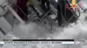 Natante spiaggiato di Catanzaro: avviato il recupero, potrebbe essere collegato ad uno sbarco