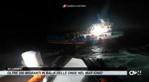 Oltre 200 migranti in balia delle onde nel Mar Ionio: soccorsi dalla Guardia Costiera