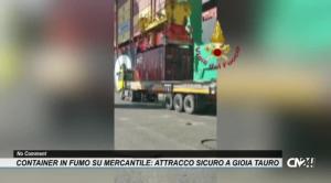Container in fumo su mercantile: attracco sicuro nel porto di Gioia Tauro