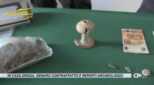 In casa droga, denaro contraffatto e reperti archeologici: un arresto ad Isola Capo Rizzuto