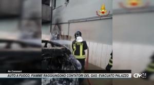 Auto a fuoco, fiamme raggiungono contatori del gas: evacuato palazzo di sei piani